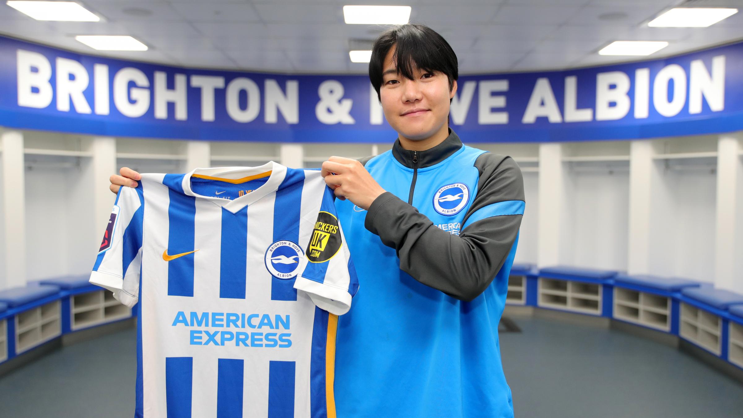 Brighton forward Geum-Min Lee signs new contract