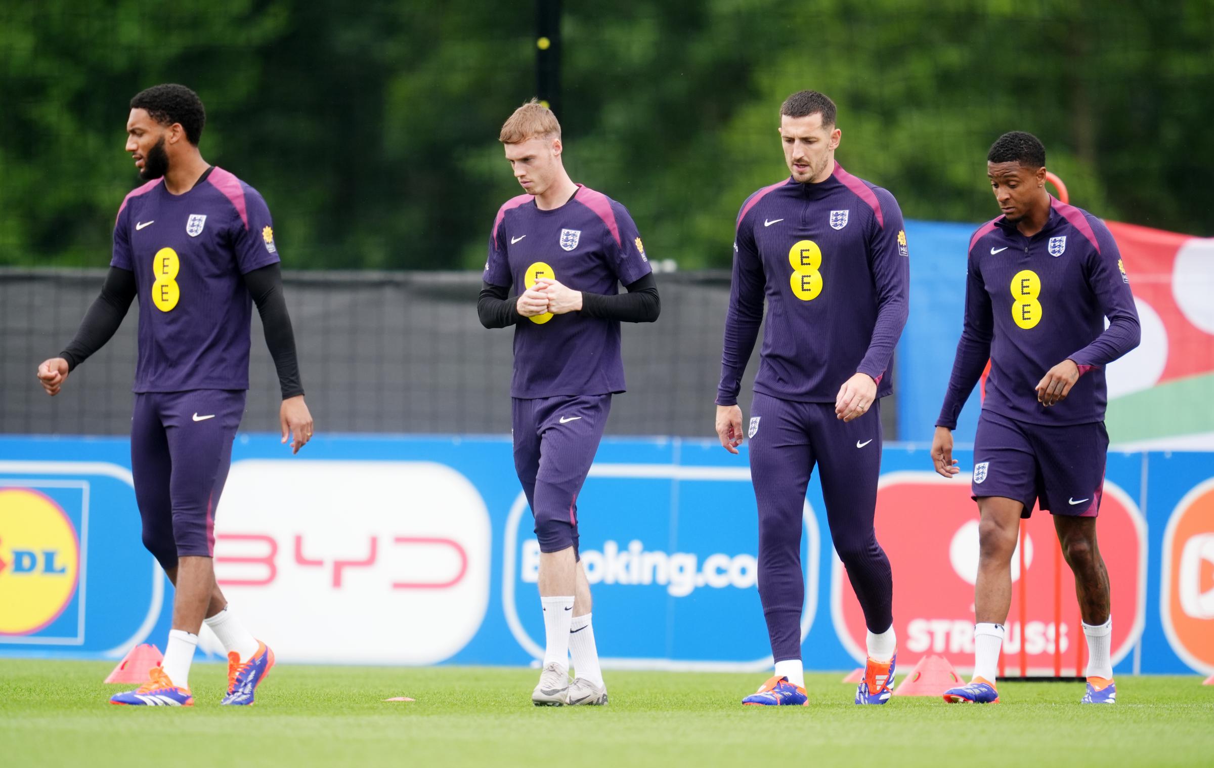 Lewis Dunk mong England players training after Denmark draw