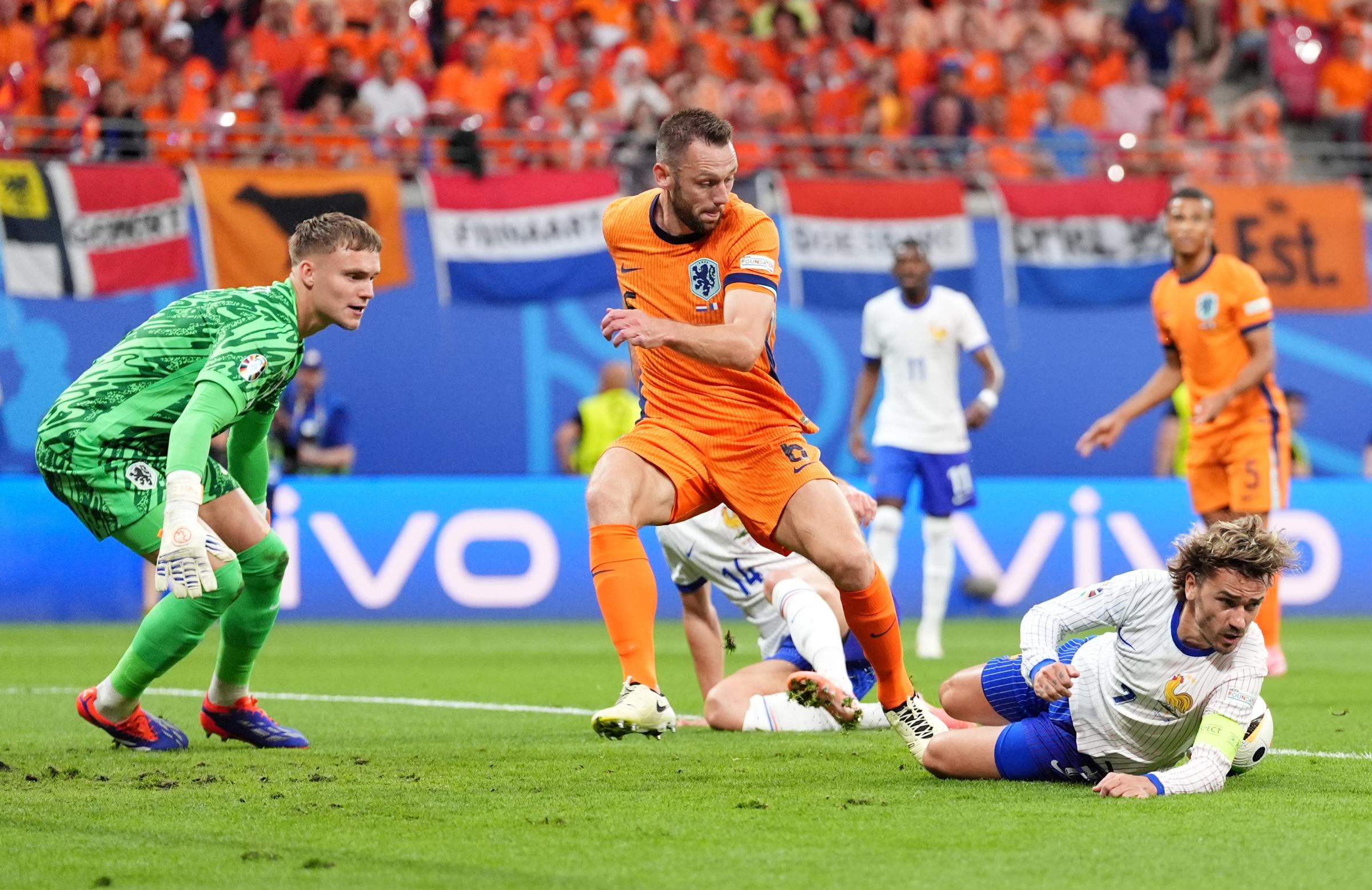 Brighton goalkeeper Bart Verbruggen helps Holland draw with France